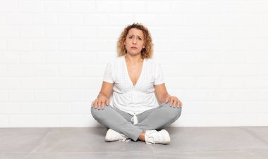 Orta yaşlı bir kadın üzgün ve mızmızlanıyor, mutsuz bir bakışla, negatif ve hayal kırıklığına uğramış bir tavırla ağlıyor.