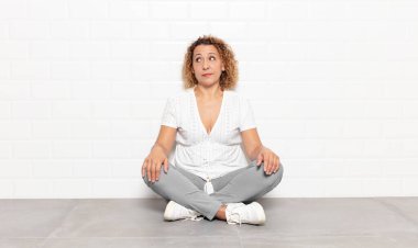 Orta yaşlı kadın merak ediyor, mutlu düşünceler ve fikirler düşünüyor, hayal kuruyor, kenarda yer arıyor.