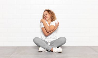 Orta yaşlı bir kadın aşık oluyor, gülümsüyor, sarılıyor ve kendine sarılıyor, bekar kalıyor, bencil ve benmerkezci oluyor.