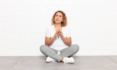 Orta yaşlı kadın entrikalar ve komplolar kuruyor, hilekârlık ve aldatmaca düşünüyor, kurnazlık ve ihanet.