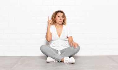 Orta yaşlı bir kadın harika bir fikrin farkına varıp 