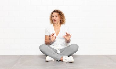 Orta yaşlı bir kadın tiksinmiş ve midesi bulanıyor. İğrenç, kokuşmuş ya da kokuşmuş bir şeyden kaçıyor.