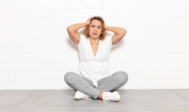 Orta yaşlı kadın hayal kırıklığına uğramış ve sıkılmış hissediyor, başarısızlıktan bıkmış ve bıkmış, sıkıcı işlerden bıkmış,