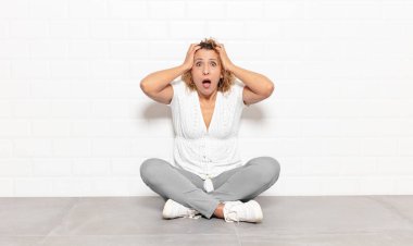 Orta yaşlı bir kadın dehşete kapılmış ve şok olmuş hissediyor. Bir hata yüzünden el ele tutuşup panikliyor.