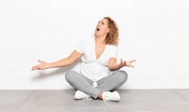 Orta yaşlı bir kadın opera yapıyor ya da konserde şarkı söylüyor. Romantik, sanatsal ve tutkulu.