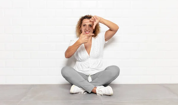 Mujer Mediana Edad Sintiéndose Feliz Amable Positiva Sonriendo Haciendo Retrato —  Fotos de Stock