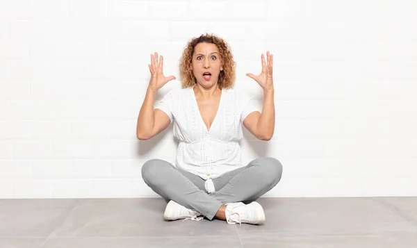 Donna Mezza Età Urlando Con Mani Alzate Aria Sentendosi Furiosa — Foto Stock