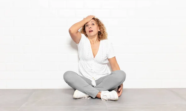 Middle Age Woman Raising Palm Forehead Thinking Oops Making Stupid — Stock Photo, Image