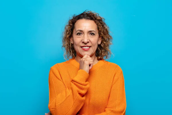 Donna Mezza Età Che Sembra Felice Sorridente Con Mano Sul — Foto Stock