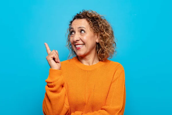 Mulher Meia Idade Sorrindo Feliz Olhando Para Lado Querendo Saber — Fotografia de Stock