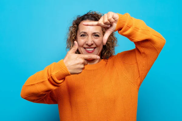 Mulher Meia Idade Sentindo Feliz Amigável Positivo Sorrindo Fazendo Retrato — Fotografia de Stock