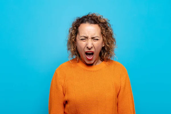 Frau Mittleren Alters Schreit Aggressiv Sieht Sehr Wütend Frustriert Empört — Stockfoto