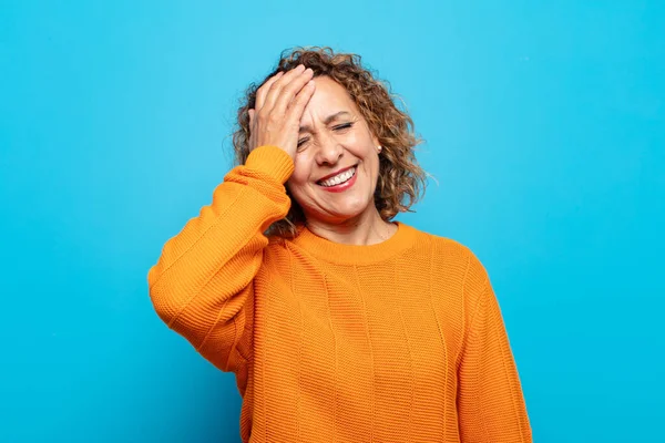 Una Donna Mezza Eta Che Ride Schiaffeggia Fronte Come Dicesse — Foto Stock