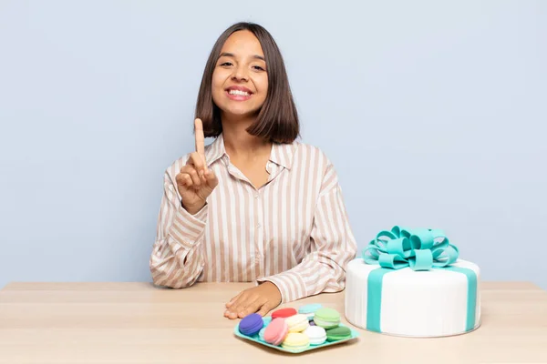 Mujer Hispana Sonriendo Orgullosa Confiadamente Haciendo Pose Número Uno Triunfante —  Fotos de Stock