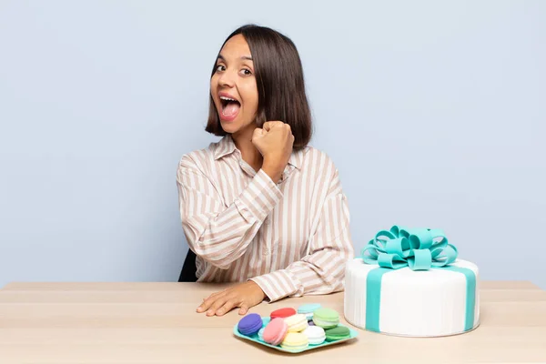 Latinamerikansk Kvinna Känner Sig Glad Positiv Och Framgångsrik Motiverad När — Stockfoto