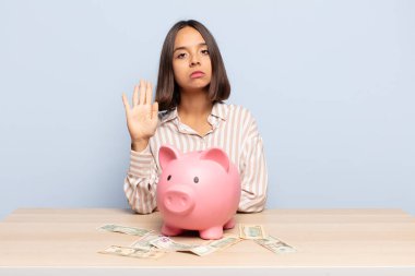 İspanyol kadın ciddi, sert, hoşnutsuz ve kızgın görünüyor. Avuç içinin açık olması jesti durduruyor.