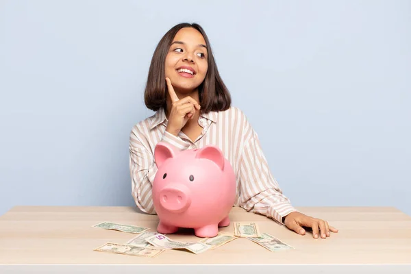 Mujer Hispana Sonriendo Feliz Soñando Despierto Dudando Mirando Lado — Foto de Stock