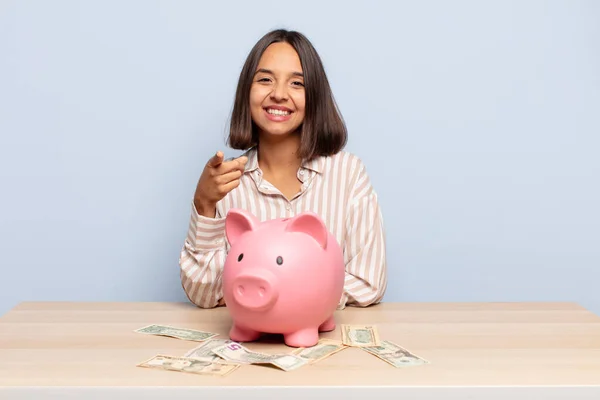 Mujer Hispana Señalando Cámara Con Una Sonrisa Satisfecha Segura Amistosa —  Fotos de Stock