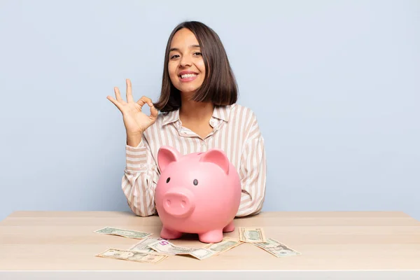 Mujer Hispana Sintiéndose Feliz Relajada Satisfecha Mostrando Aprobación Con Gesto —  Fotos de Stock