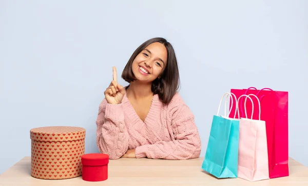 Donna Ispanica Sorridente Amichevole Mostrando Numero Uno Primo Con Mano — Foto Stock