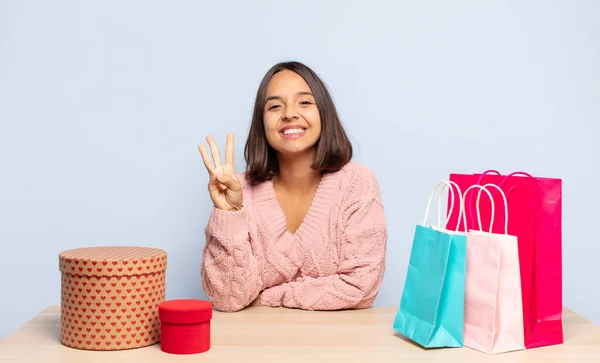 Mujer Hispana Sonriendo Mirando Amigable Mostrando Número Tres Tercero Con —  Fotos de Stock