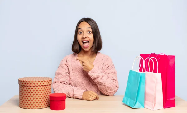 Mujer Hispana Mirando Emocionada Sorprendida Señalando Hacia Lado Hacia Arriba —  Fotos de Stock