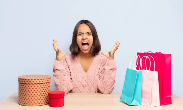 Donna Ispanica Urlando Con Mani Alto Aria Sentirsi Furioso Frustrato — Foto Stock