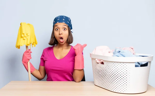 Mulher Hispânica Olhando Espantado Descrença Apontando Para Objeto Lado Dizendo — Fotografia de Stock