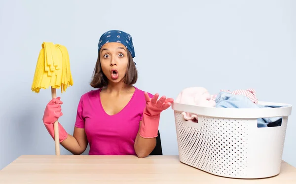 Hispanische Frau Fühlt Sich Extrem Schockiert Und Überrascht Ängstlich Und — Stockfoto