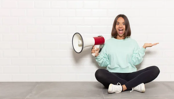 Mujer Hispana Sintiéndose Feliz Emocionada Sorprendida Sorprendida Sonriendo Asombrada Por — Foto de Stock