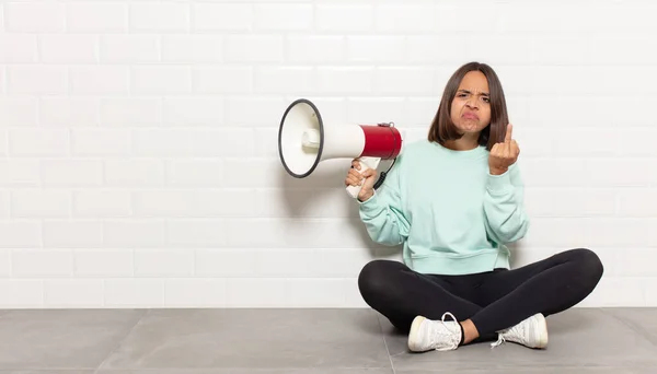 Mujer Hispana Sintiéndose Enojada Molesta Rebelde Agresiva Volteando Dedo Medio — Foto de Stock