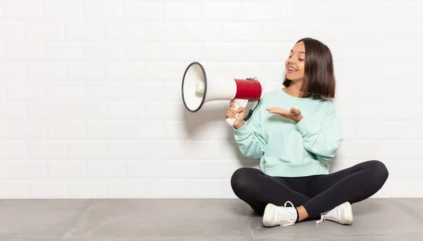 Mujer Hispana Sonriendo Alegremente Sintiéndose Feliz Mostrando Concepto Espacio Copia — Foto de Stock