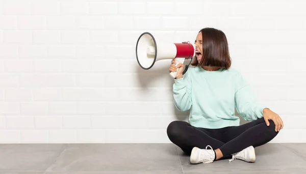 Mujer Hispana Gritando Agresivamente Pareciendo Muy Enojada Frustrada Indignada Molesta — Foto de Stock