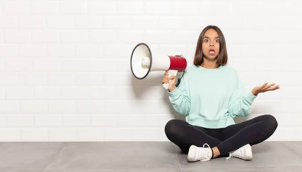 Mujer Hispana Sintiéndose Extremadamente Conmocionada Sorprendida Ansiosa Aterrorizada Con Una — Foto de Stock