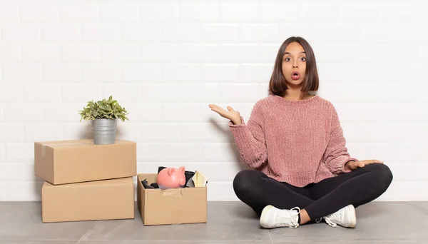 Latino Vrouw Kijkt Verrast Geschokt Met Kaak Laten Vallen Houden — Stockfoto