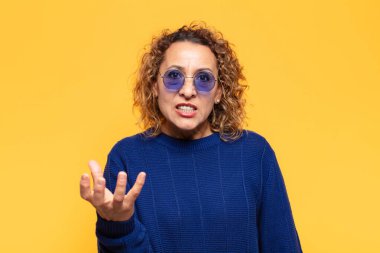 İspanyol orta yaşlı kadın sinirli, sinirli ve hayal kırıklığına uğramış görünüyor. Senin neyin var? 