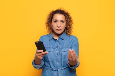 İspanyol orta yaşlı kadın kapiş ya da para hareketi yaparak sana borçlarını ödemeni söylüyor.!