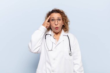 İspanyol orta yaşlı kadın şaşırmış, ağzı açık, şok olmuş, yeni bir düşünce, fikir ya da konsept keşfediyor.