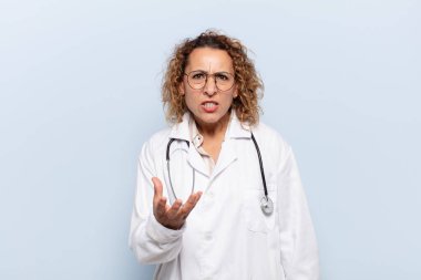 İspanyol orta yaşlı kadın sinirli, sinirli ve hayal kırıklığına uğramış görünüyor. Senin neyin var? 