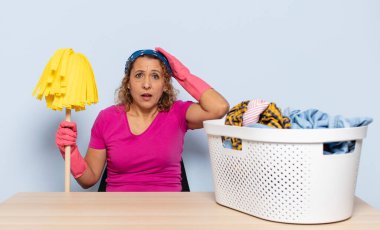 İspanyol orta yaşlı kadın kendini stresli, endişeli ya da korkmuş hissediyordu. Elleri başının üstündeydi. Yanlışlıkla panikliyordu.