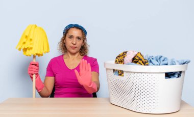 İspanyol orta yaşlı kadın ciddi, sert, hoşnutsuz ve kızgın görünüyor.