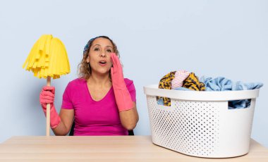 İspanyol orta yaşlı kadın mutlu, heyecanlı ve pozitif hissediyor. Elleri ağızda, bağırıyor.