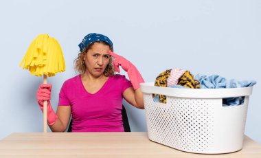 İspanyol orta yaşlı kadın şaşkın ve şaşkın hissediyor. Deli, deli ya da aklını kaçırmış olduğunu gösteriyor.