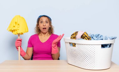 İspanyol orta yaşlı kadın aşırı derecede şaşırmış, şaşırmış, endişeli ve paniklemiş, stresli ve dehşete kapılmış görünüyor.