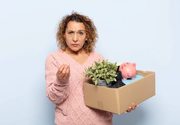 Latinamerikansk Medelålders Kvinna Gör Capice Eller Pengar Gest Säger Till — Stockfoto