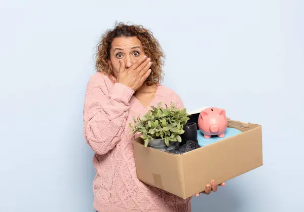 Latino Middelbare Leeftijd Vrouw Bedekken Mond Met Handen Met Een — Stockfoto