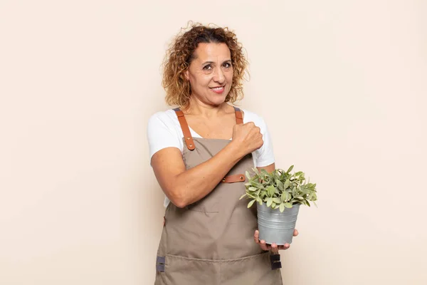 Latinamerikansk Medelålders Kvinna Känner Sig Lycklig Positiv Och Framgångsrik Motiverad — Stockfoto