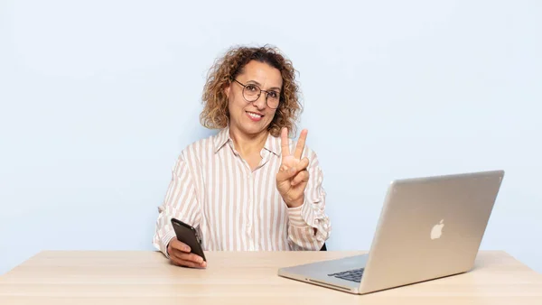 Hispanique Femme Âge Moyen Souriant Regardant Amical Montrant Numéro Deux — Photo