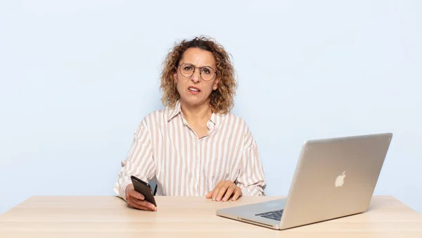 Hispanische Frau Mittleren Alters Die Sich Verwirrt Und Verwirrt Fühlt — Stockfoto