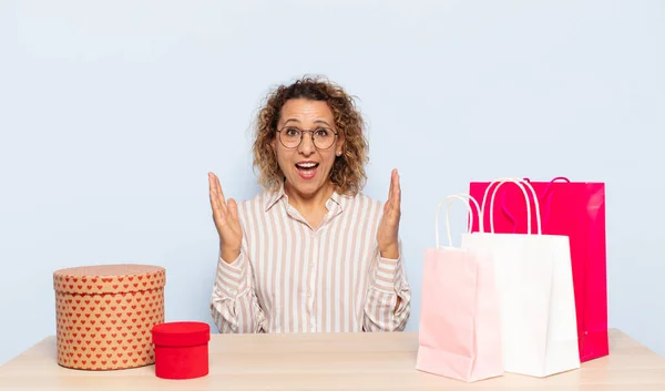 Spaanse Vrouw Van Middelbare Leeftijd Die Zich Gelukkig Opgewonden Verrast — Stockfoto